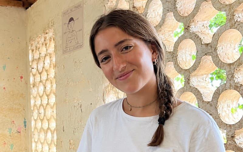 Júlia, alumna de 2.º de Bachillerato de La Vall, fotografiada en Shariani Primary School durante el proyecto