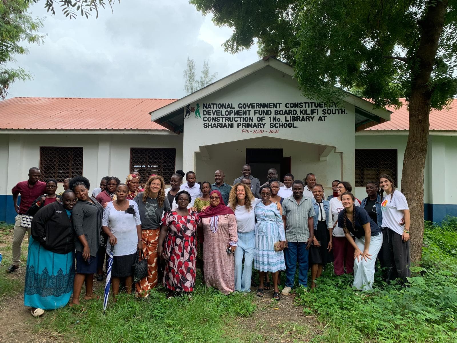 Profesoras de La Vall y equipo docente de Shariani Primary School reunidos en Kilifi, Kenia